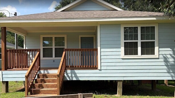 A single-story house with a front porch, a staircase leading to the entrance, and a small deck area. - Tremendous 3-bedroom house with AC in friendly Cleveland. 275 (Cleveland)
