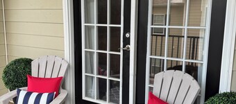 Rebel Retreat 3 King-Bedrooms 3-Bath Condo short walk to the Grove or the Square