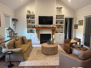 Living area - New upscale sanctuary less than 15 miles to Oxford square! (Oxford)