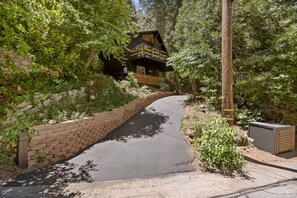 Property grounds - Refined Treetop Couples Retreat Yoga & Spa SunDeck (Lake Arrowhead)