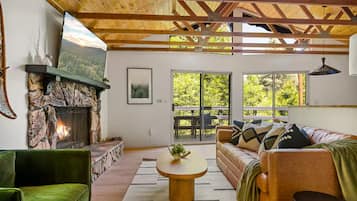 Smart TV, fireplace