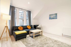 TV, offices - Prime City Centre 1BR Sleeps 3 Offshore-Friendly Fast Wi-Fi (Aberdeen City)