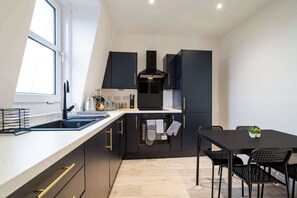 Fridge, microwave, oven, stovetop - Prime City Centre 1BR Sleeps 3 Offshore-Friendly Fast Wi-Fi (Aberdeen City)