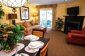 Living area - 4-bedroom resort in delightful Williamsburg with AC and fitness room (Williamsburg)