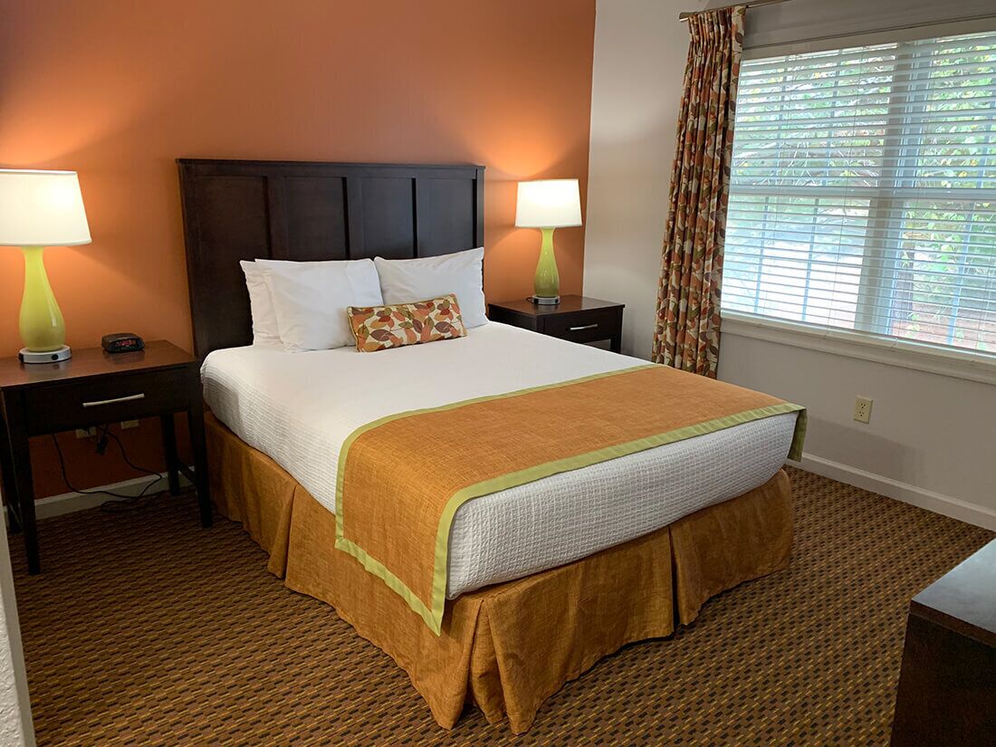 4 bedrooms, iron/ironing board, internet, bed sheets
