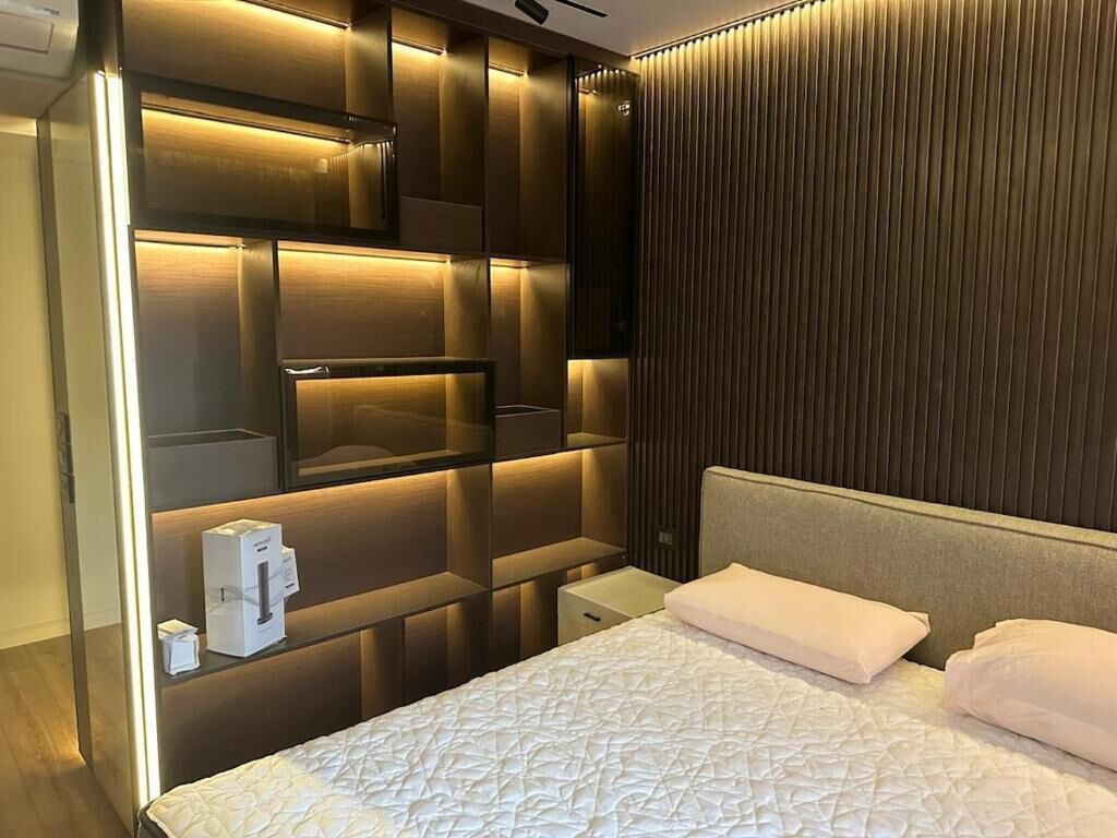 2 bedrooms, iron/ironing board, internet, bed sheets