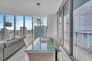 Dining - Icon Brickell 2BDR • 17th FL • Ocean & Pool Views (Miami)