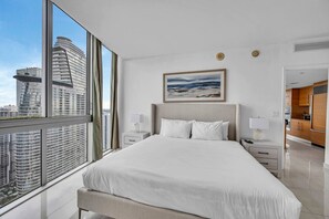 WiFi, bed sheets - Icon Brickell 2BDR • 17th FL • Ocean & Pool Views (Miami)
