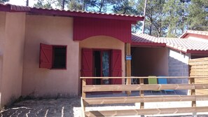 Un edificio con tetto rosso, un portico in legno e un cartello con la scritta 'Maevax 10'.