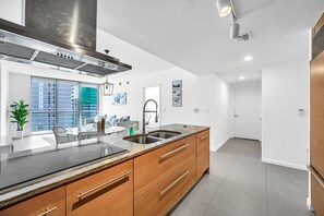 Réfrigérateur, four à micro-ondes, un four, surface de cuisson