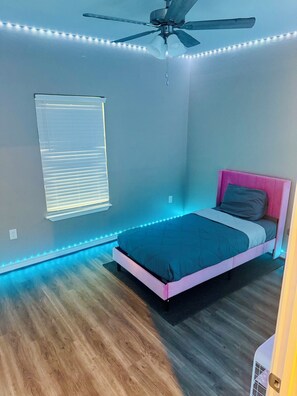 4 habitaciones, escritorio, tabla de planchar con plancha y wifi gratis 