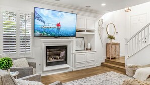 A living room with a fireplace, television, and seating area. - Serene 3-bedroom house with Tesla Charger in Ladera Ranch (Mission Viejo)