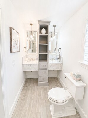 Shower, towels, soap, toilet paper - 3 MILES FROM US OPEN GOLF - 4-bedroom cottage on the Peconic Bay (Hampton Bays)