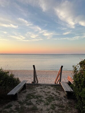 Beach - 3 MILES FROM US OPEN GOLF - 4-bedroom cottage on the Peconic Bay (Hampton Bays)