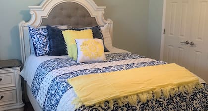 Beautiful, nature filled 3 br near NAS and Meridian dining , attractions & shops