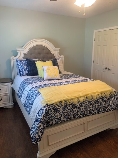 Beautiful, nature filled 3 br near NAS and Meridian dining , attractions & shops