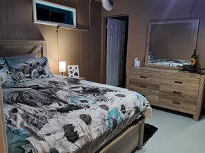 1 bedroom, desk, WiFi, bed sheets - Soothing 1-bedroom studio fully furnished with AC in charming Pensacola. (Pensacola)