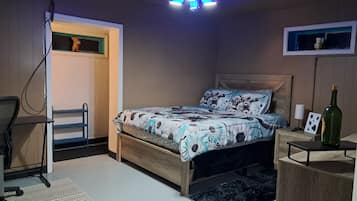 1 bedroom, desk, WiFi, bed sheets