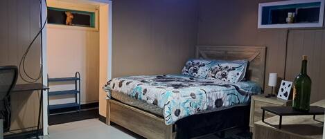1 bedroom, desk, WiFi, bed sheets