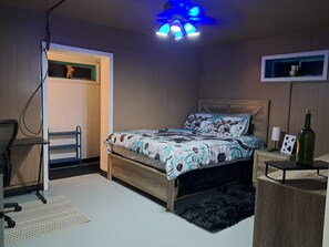 1 bedroom, desk, WiFi, bed sheets - Soothing 1-bedroom studio fully furnished with AC in charming Pensacola. (Pensacola)