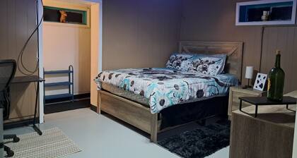 Soothing 1-bedroom studio fully furnished with AC in charming Pensacola.