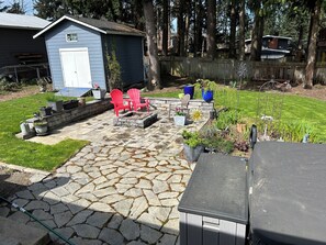 Terrace/patio - 3-bedroom house in quiet Edmonds neighborhood, perfect for relaxing stays (Edmonds)
