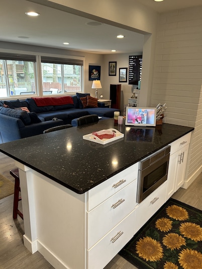 3-bedroom house in quiet Edmonds neighborhood, perfect for relaxing stays