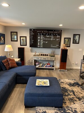 Smart TV, fireplace, video games, music library - 3-bedroom house in quiet Edmonds neighborhood, perfect for relaxing stays (Edmonds)