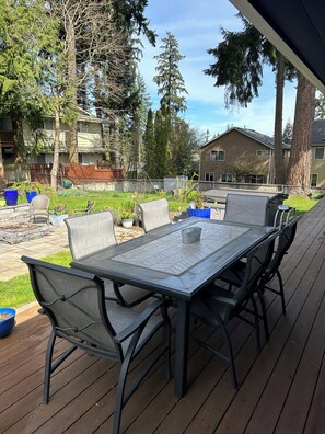 Outdoor dining - 3-bedroom house in quiet Edmonds neighborhood, perfect for relaxing stays (Edmonds)