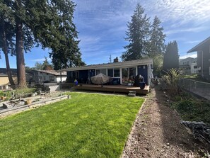 Terrace/patio - 3-bedroom house in quiet Edmonds neighborhood, perfect for relaxing stays (Edmonds)