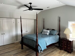 2 habitaciones, tabla de planchar con plancha, wifi y ropa de cama 