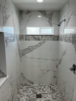 Shower, hair dryer, towels, soap - Tranquil 2-bedroom house in charming location in Hughson (Hughson)