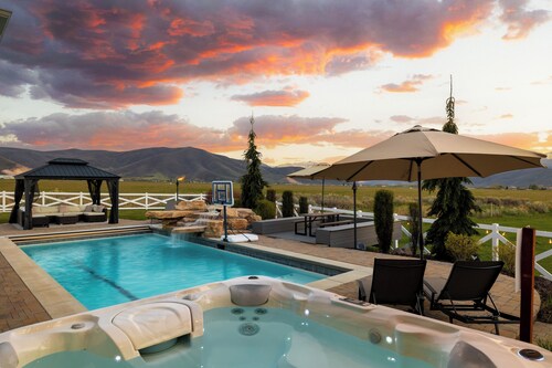 Ultimate Family Retreat: VIEWS, Sport Court, Theater, Pool, Sauna, Game Zone!