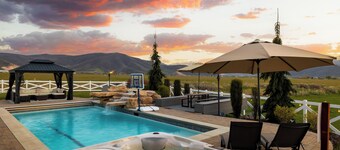 Ultimate Family Retreat: VIEWS, Sport Court, Theater, Pool, Sauna, Game Zone!