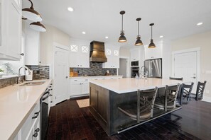 Fridge, microwave, oven, stovetop - Ultimate Family Retreat: VIEWS, Sport Court, Theater, Pool, Sauna, Game Zone! (Heber City)