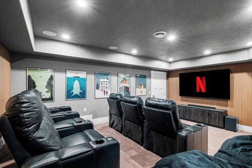 Ultimate Family Retreat: VIEWS, Sport Court, Theater, Pool, Sauna, Game Zone!