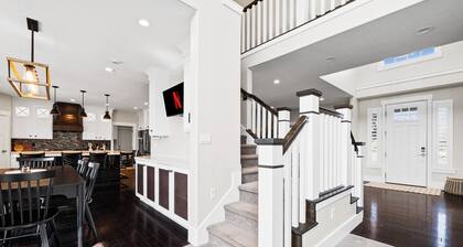 Ultimate Family Retreat: VIEWS, Sport Court, Theater, Pool, Sauna, Game Zone!