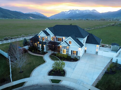 Ultimate Family Retreat: VIEWS, Sport Court, Theater, Pool, Sauna, Game Zone!