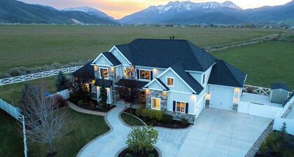 Ultimate Family Retreat: VIEWS, Sport Court, Theater, Pool, Sauna, Game Zone!