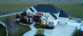 Ultimate Family Retreat: VIEWS, Sport Court, Theater, Pool, Sauna, Game Zone!