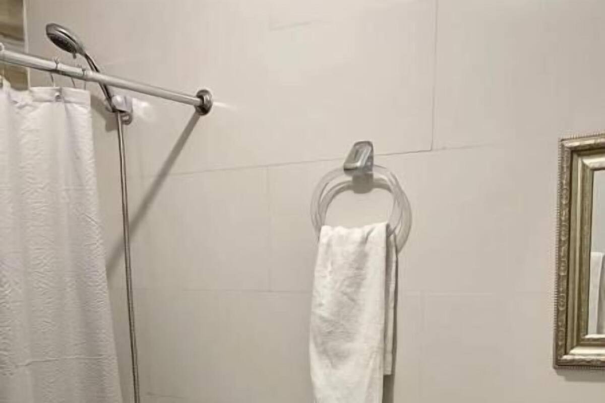 Room, 1 Bedroom | Bathroom