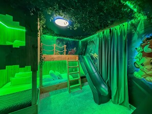5 slaapkamers, een strijkplank/strijkijzer, wifi, beddengoed