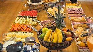 Un buffet proposant une variété d’aliments et de boissons, notamment des fruits, des légumes et des produits laitiers.