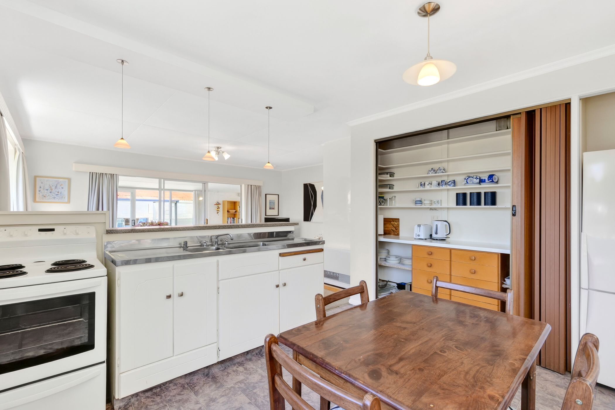 Geladeira, cooktop, torradeira