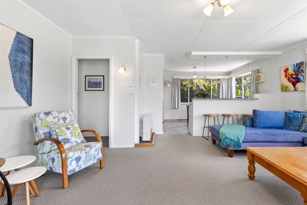 TV - The Bach - Home away from Home in Pohara (Pōhara)