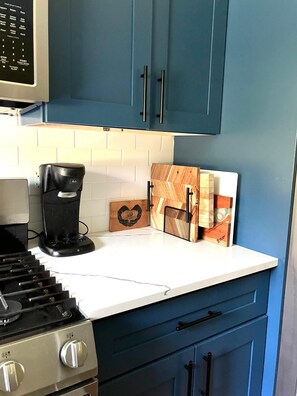 Microondas, horno, placa de cocina y lavavajillas