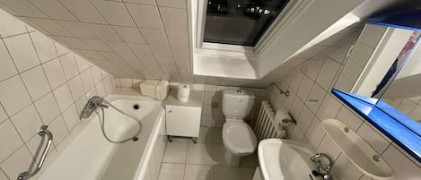 ヘアドライヤー、タオル、石鹸、トイレットペーパー