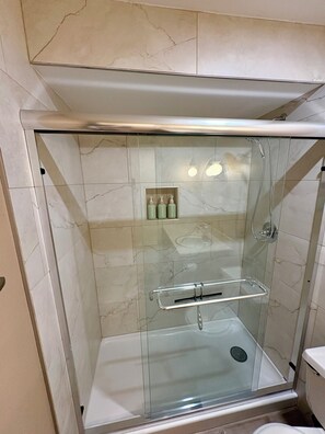 Shower, hair dryer, towels, soap - Peaceful Home Base For World Cup Stay Sleeps 6+ (Tonganoxie)