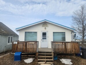 Exterior detail - cozy stay in Spirit River, near shops and Dunvegan Provincial Park. (Spirit River)