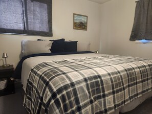 Room - cozy stay in Spirit River, near shops and Dunvegan Provincial Park. (Spirit River)